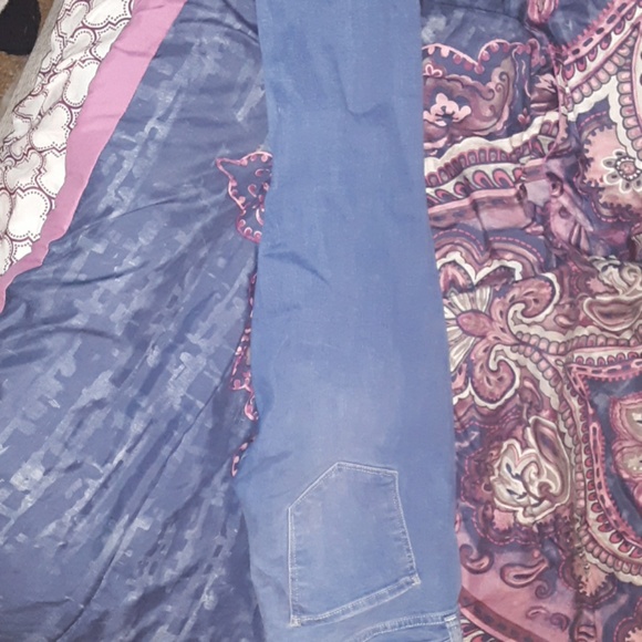 Ripped, blue wash Jean's - Picture 2 of 2
